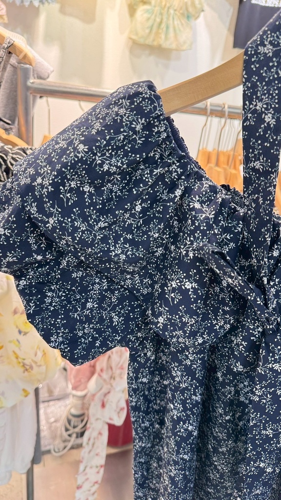 高質感滑涼棉可拉一字碎花超美上衣(附綁帶)