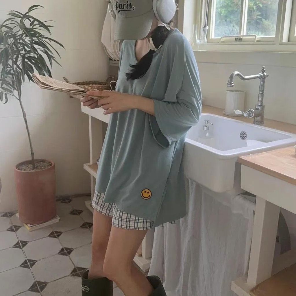 特價落肩刺繡小微笑側開岔前短後棉T
