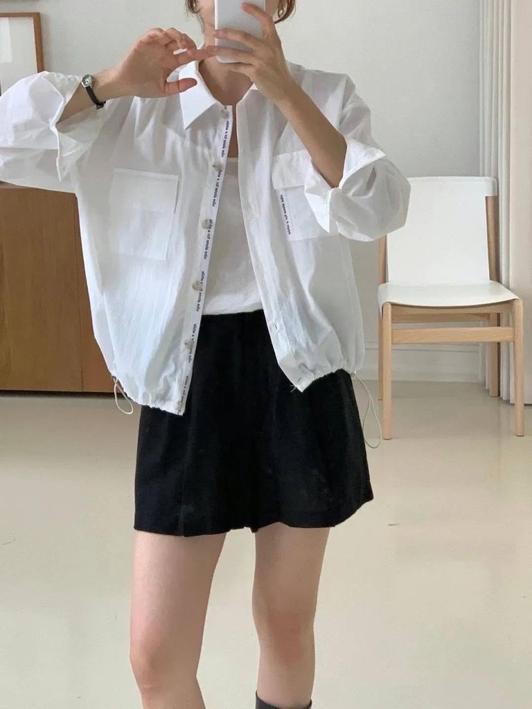 雙口袋字母邊條下擺可縮尼龍襯衫外
