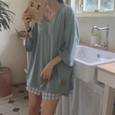 特價落肩刺繡小微笑側開岔前短後棉T