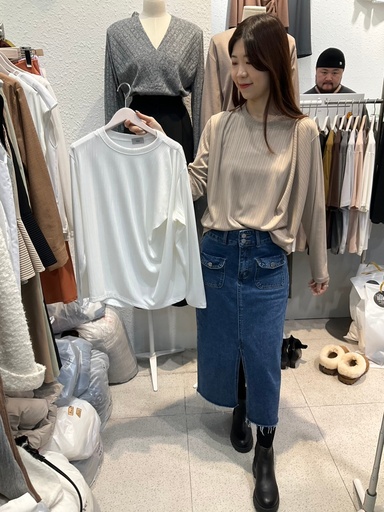 [LOC03] 直紋軟料側邊抓皺上衣 杏斷貨